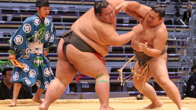 El sumo se replantea su política de "solo hombres" en el ring