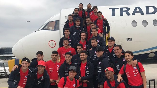 La selección chilena partió a Polonia liderada por Arturo Vidal