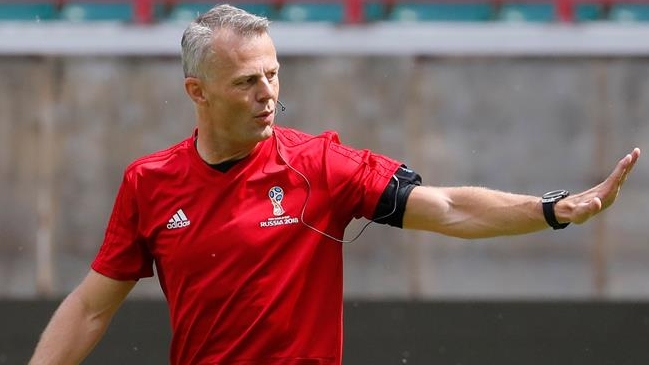 Arbitro de la final de la Europa League dirigirá debut de Uruguay en Rusia