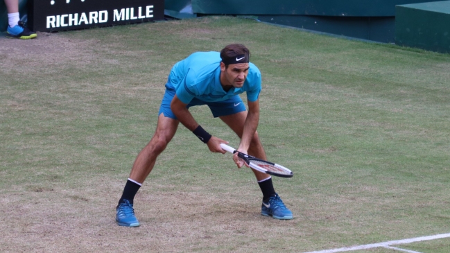 Federer salvó dos puntos de partido ante Paire para avanzar en Halle