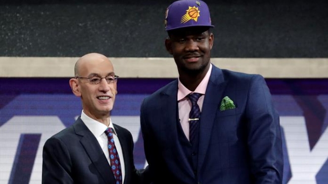 Phoenix Suns eligió al pivot Deandre Ayton como el número uno en el Draft 2018 de la NBA
