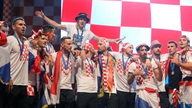 Critican a selección croata por incluir a cantante considerado neonazi en desfile por Zagreb