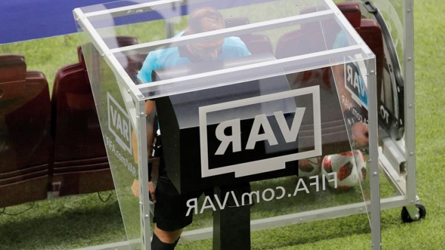 Arbitros de Costa Rica amonestarán o expulsarán a jugadores y entrenadores que pidan el VAR