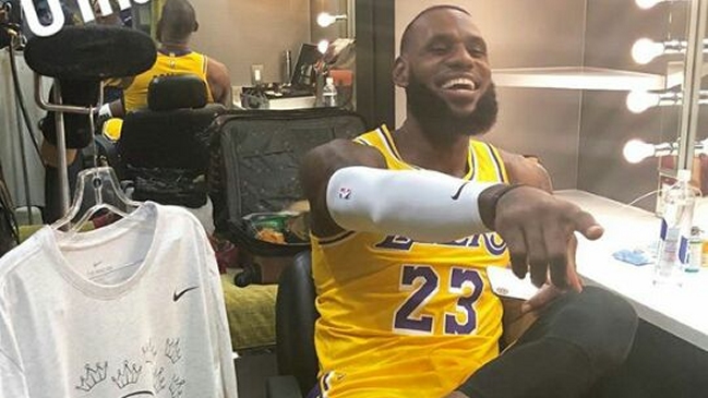 LeBron James vistió por primera vez el uniforme de Los Angeles Lakers