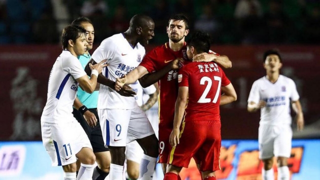 Futbolista chino fue sancionado por insultos racistas contra senegalés