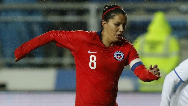 Volante de la Roja remarcó el poco interés por el fútbol femenino en Chile