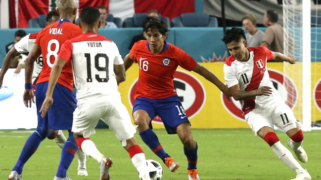 La selección chilena juega ante Perú en el primer amistoso de la gira