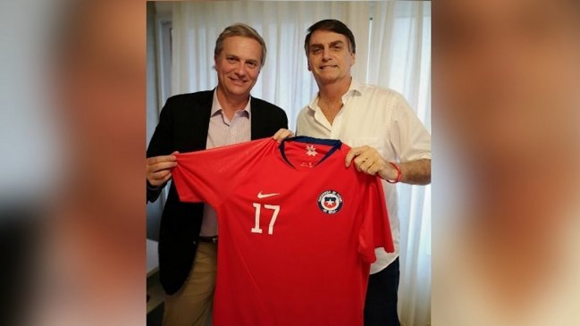 José Antonio Kast le regaló la camiseta de la selección chilena a Bolsonaro