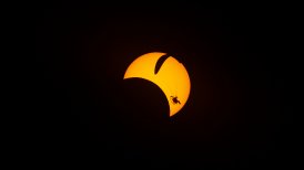 Parapentista nacional se robó las miradas con rutina durante el eclipse solar en Coquimbo