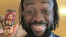 La divertida reacción de Kofi Kingston tras recibir de regalo un "indio pícaro" en Chile
