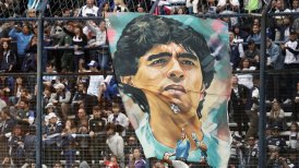Funebrero que se fotografió con el cuerpo de Diego Maradona se entregó a la policía argentina