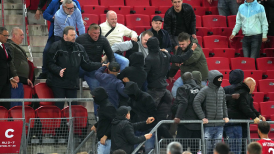 Jugadores de West Ham pelearon con hinchas de AZ Alkmaar para proteger a sus familiares