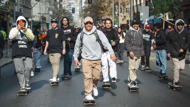 Tradicional "pateada" por el Día Internacional del Skate vuelve a las calles de Santiago