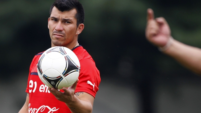 Diario español "extraña" a Gary Medel en el mediocampo de Sevilla