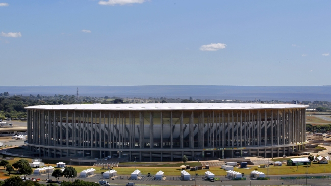 Cientos de personas protestaron frente al Estadio Nacional de Brasilia