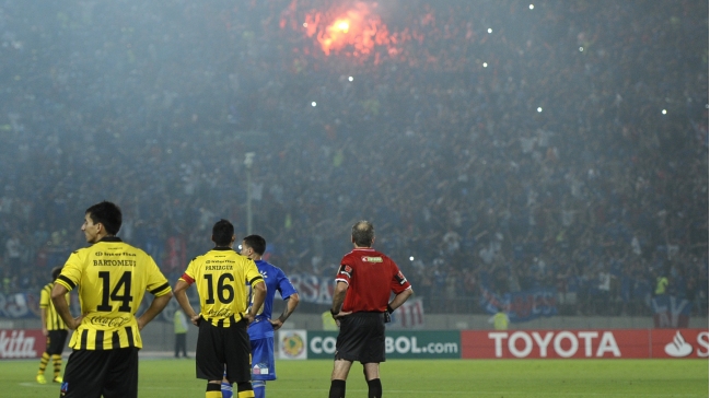 Conmebol sancionó a la U por bengalas lanzadas por sus hinchas