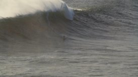 Chileno Rafael Tapia postula a premio por surfear ola de más de 10 metros