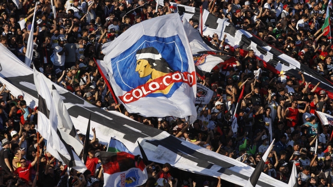 Colo Colo recibió apoyo de sus hinchas en un masivo "arengazo"