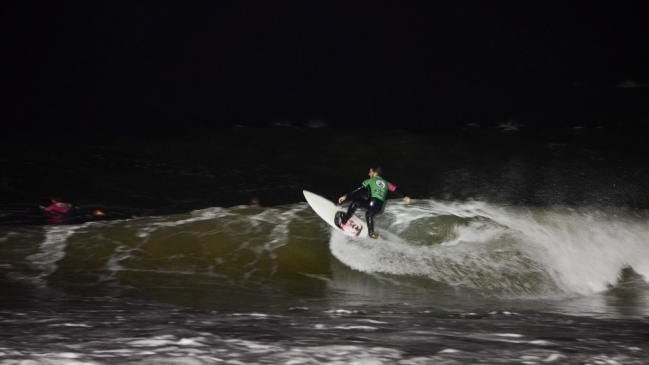 Este sábado continuará el surf nocturno de "Volcom Sunset Sessions" en Reñaca