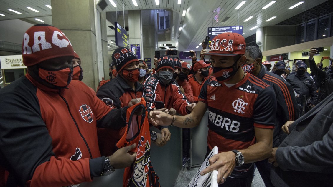 Huaso titular!🤪⚫🔴🔥 Mauricio Isla sigue su travesía en tierras brasileñas  y hoy nuevamente irá desde el inicio. El Flamengo recibe a…