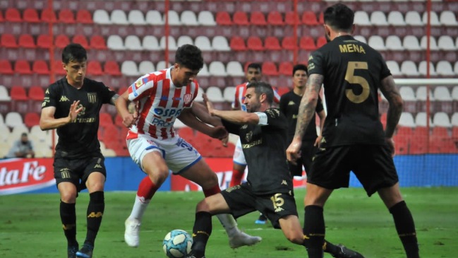 Gabriel Arias y Eugenio Mena fueron titulares en la derrota de Racing contra Unión en Argentina