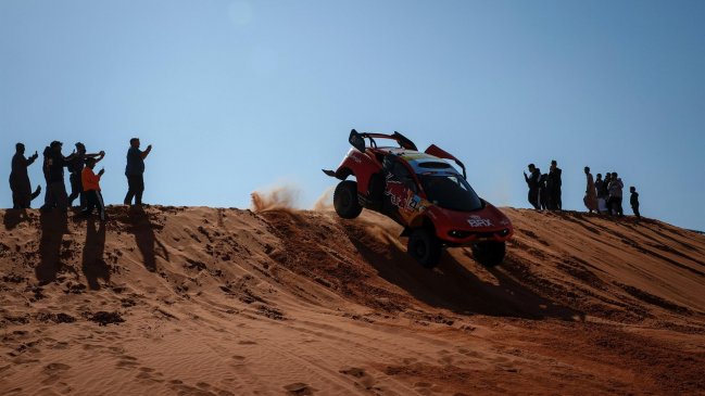 Sebastien Loeb ganó la séptima etapa en autos y Nasser Al-Attiyah sigue líder en la general en el Dakar