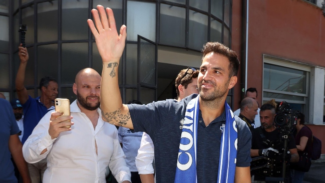 Cesc Fabregas ha firmato un contratto con il club italiano di cui sarà anche azionista