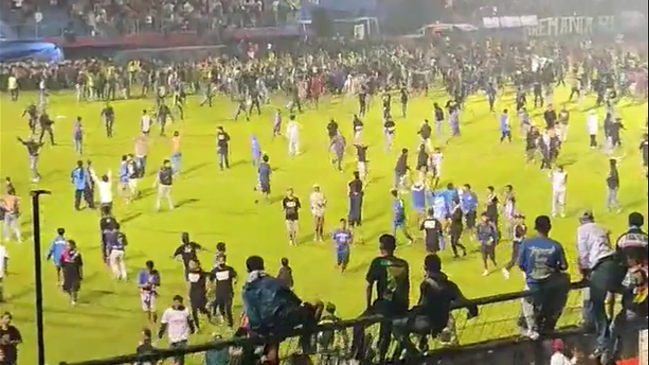 Tragedia: Incidentes dejaron más de 100 fallecidos en partido de la liga de Indonesia