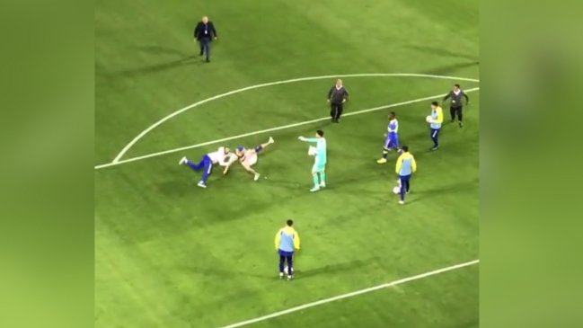 [VIDEO] La fuerte embestida a un hincha que invadió la cancha en La Bombonera