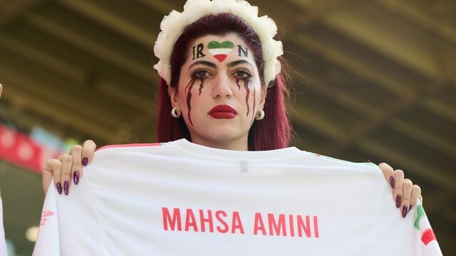 FOTO: adepta fez tributo a Mahsa Amini durante o País de Gales-Irão