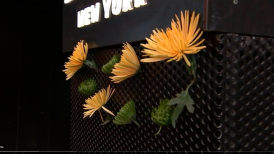Flores amarillas y verdes recuerdan a Pelé en Times Square