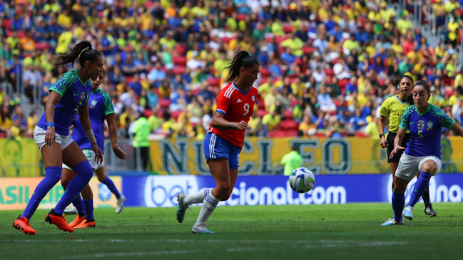 La Roja femenina sufrió goleada de Brasil en el debut de Luis Mena como DT