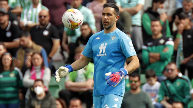 Claudio Bravo está en duda para el arranque de la temporada en Real Betis