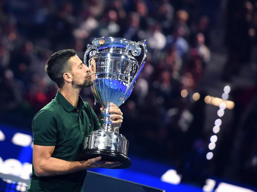 Fotos Novak Djokovic Levantó El Trofeo Que Lo Acredita Como El Número Uno De 2023 Alairelibrecl 8173