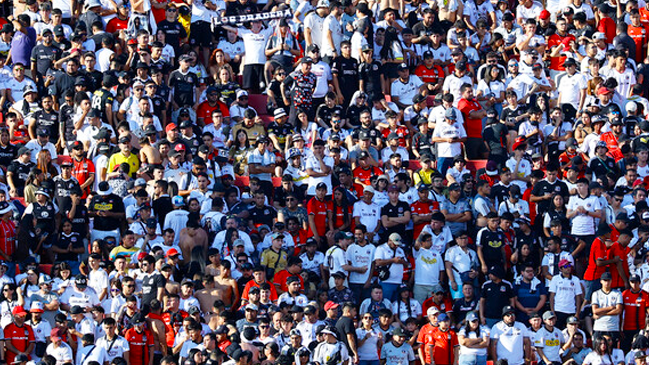 [Video] Garra Blanca no respetó minuto de silencio y cantó contra expresidente Piñera en la Supercopa