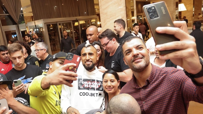 [fotos] Colo Colo Recibió Un Arengazo En Su Hotel En Río De Janeiro 