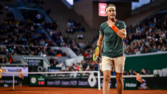 Casper Ruud batalló los cinco sets para sellar su avance en Roland Garros