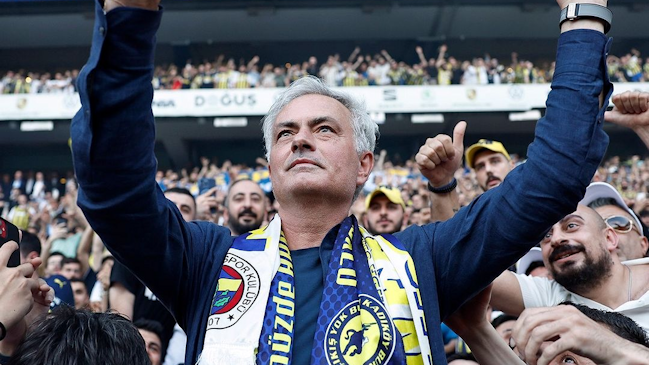 José Mourinho fue oficializado como nuevo DT de Fenerbahce