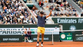 Carlos Alcaraz barrió con su rival y sigue a paso firme en Roland Garros