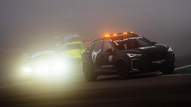 Benjamín Hites quedó cuarto en las 24 horas de Nurburgring que se suspendió por la densa neblina
