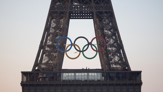 La Torre Eiffel ya luce los cinco anillos olímpicos de París 2024