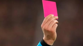 La tarjeta rosa hizo su estreno en el fútbol mediante el Brasil vs Costa Rica en Copa América