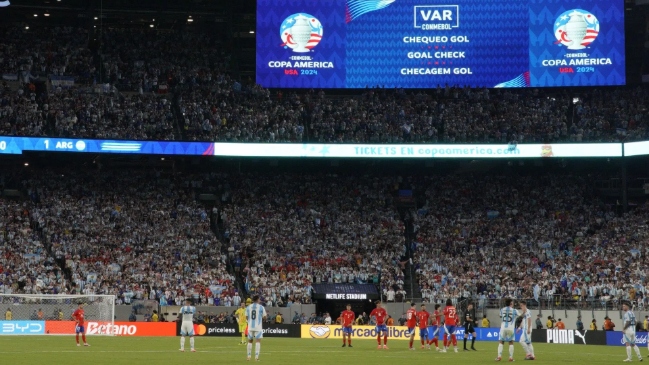 CONMEBOL liberó los audios del VAR del partido Chile vs Argentina y explicó los cobros