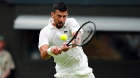 Novak Djokovic despejó dudas sobre su físico y se estrenó con victoria en Wimbledon