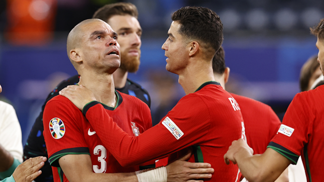 Cristiano Ronaldo tuvo que consolar a Pepe tras la eliminación de Portugal de la Eurocopa 2024