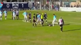 Fútbol argentino: Jugador pateó en la cabeza a un rival y empujó a una árbitra