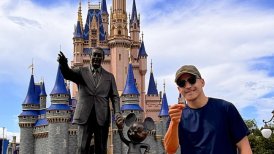 Alexis Sánchez visitó parque temático de Disney a la espera de definir su futuro