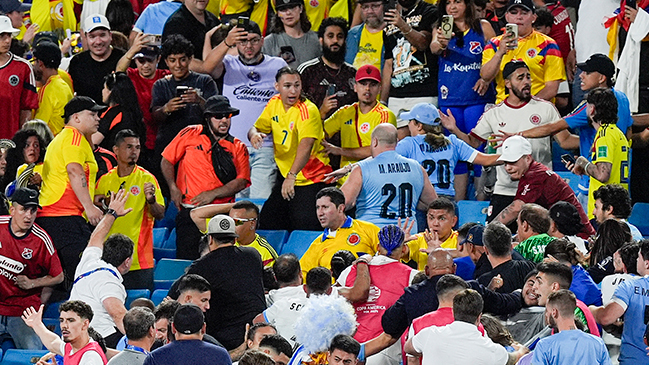 Combos iban y venían: Jugadores de Uruguay protagonizaron violenta pelea con hinchas de Colombia