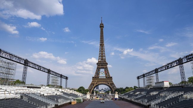 La Torre Eiffel y su cancha de vóleibol playa de PARÍS 2024 está a la espera de los primos Grimalt