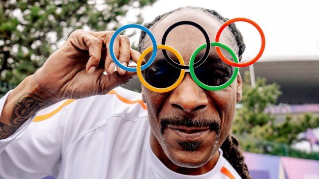 El "bailecito" de Snoop Dog al portar antorcha olímpica a horas de la inauguración de París 2024